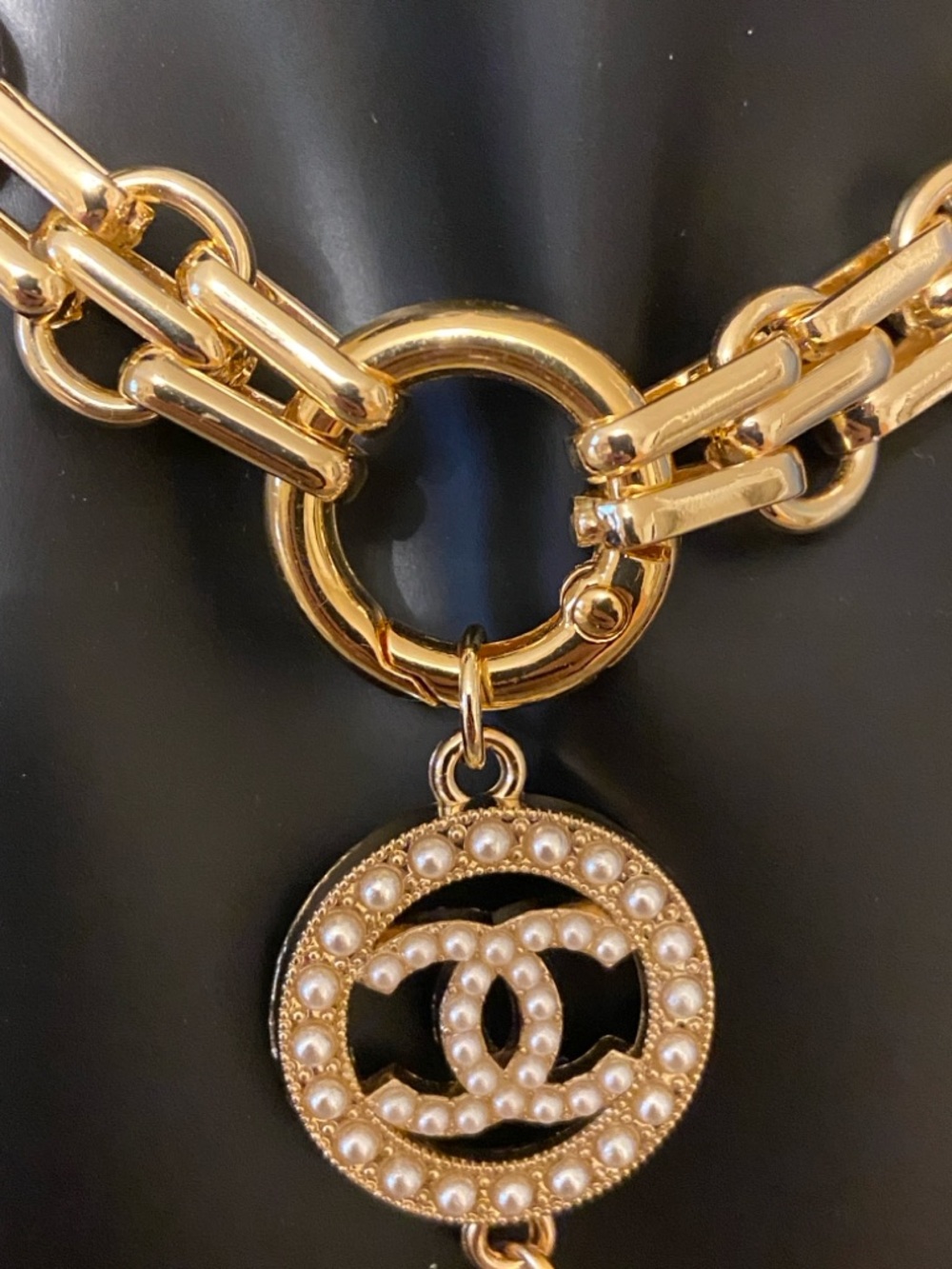 CHANEL Logo Medallion  Pearl Drop Charm And Gold Link Chain Necklace - Picture 6 of 12